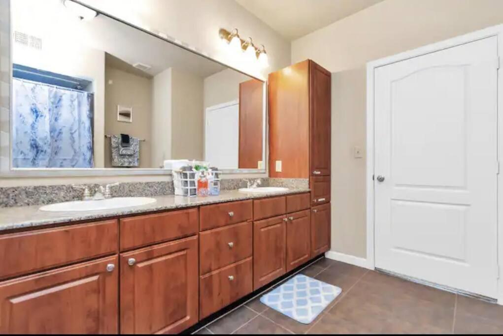 Modern Condo Near Texas Medical Center W Free Parking Хьюстон Экстерьер фото